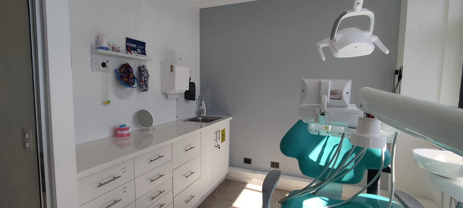 Box dental de Centro Dual con sillón turquesa